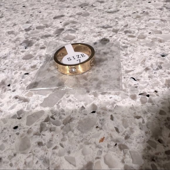 NEW Size 7 stainless steel gold plated love ring 😍 - Picture 8 of 8